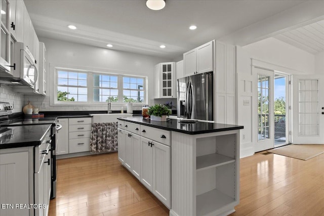 309 Southshore Dr, Greenback, TN 37742 - kitchen featuring appliances with stainless steel finishes, a sink, healthy amount of natural light, dark countertops, and recessed lighting
