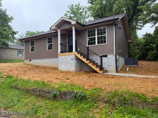 109 Ivy Ln, Oak Ridge, TN 37830 - view of front of home with crawl space