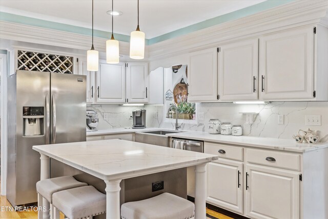 109 Cheeskogili Way, Loudon, TN 37774 - kitchen featuring stainless steel appliances, a sink, a kitchen bar, white cabinets, and backsplash