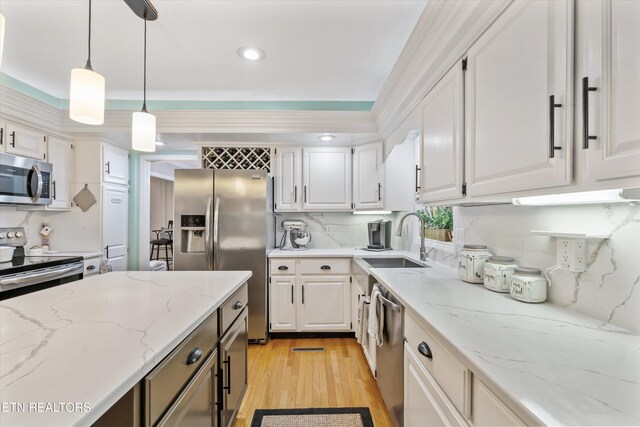 109 Cheeskogili Way, Loudon, TN 37774 - kitchen with stainless steel appliances, a sink, light wood-style flooring, white cabinetry, and recessed lighting