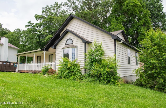 422 Willow Tree Ln, Morristown, TN 37814 - view of front of house with a front lawn and a porch
