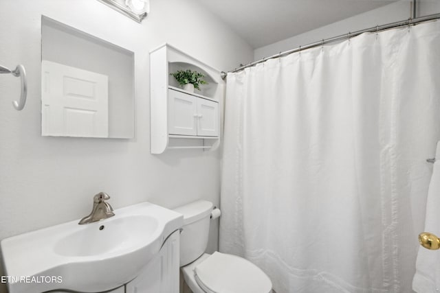635 Gold Dust Dr, Pigeon Forge, TN 37863 - full bath with toilet, vanity, and curtained shower