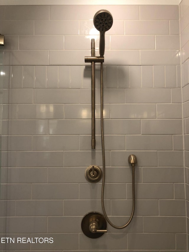 87 Royal Troon Cir, Oak Ridge, TN 37830 - bathroom view of tiled shower