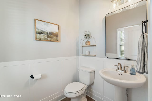 111 Chaseberry Rd, Oak Ridge, TN 37830 - bathroom featuring wainscoting and a decorative wall