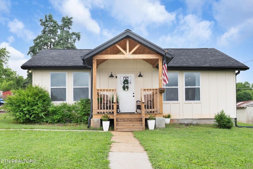 1002 Cannon Ave, Sweetwater, TN 37874 - bungalow-style home featuring a front lawn, roof with shingles, and board and batten siding