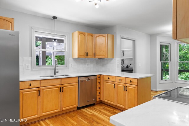 120 Kingdom Ln, Walland, TN 37886 - kitchen featuring stainless steel appliances, a sink, light wood finished floors, and light countertops