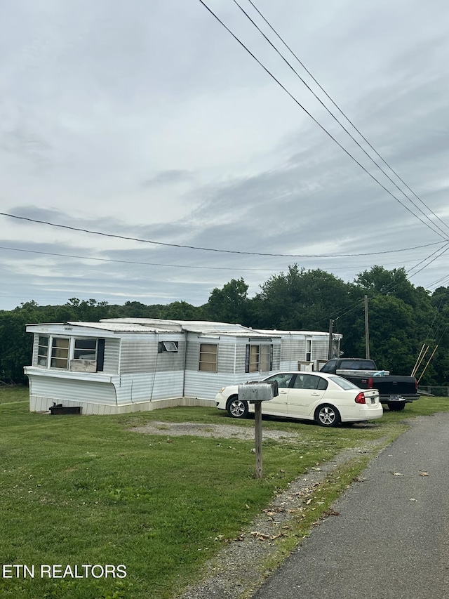 1059 Hale Rd, Dandridge, TN 37725 - view of front of property featuring a front lawn