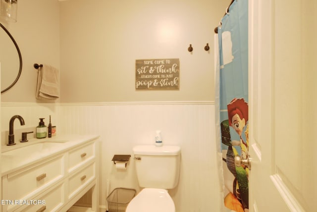 809 Topoca Trl, Athens, TN 37303 - full bathroom with wainscoting, vanity, toilet, and a shower with shower curtain