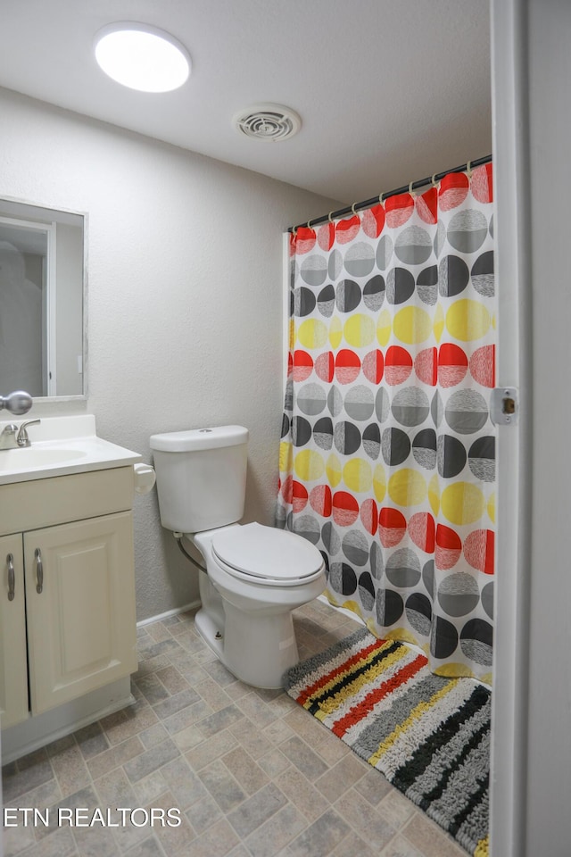 641 W Fork Rd, Loudon, TN 37774 - full bathroom featuring vanity, toilet, and a shower with curtain
