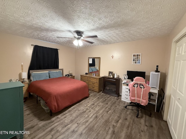 1517 W Copeland Dr, Powell, TN 37849 - bedroom with wood finished floors, a textured ceiling, a desk, and ceiling fan