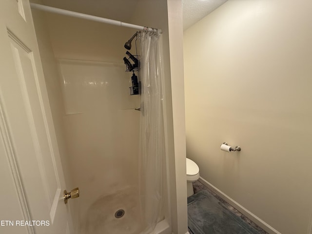 1517 W Copeland Dr, Powell, TN 37849 - full bathroom featuring toilet, curtained shower, and baseboards
