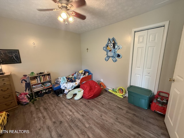 1517 W Copeland Dr, Powell, TN 37849 - rec room with wood finished floors, ceiling fan, and a textured ceiling