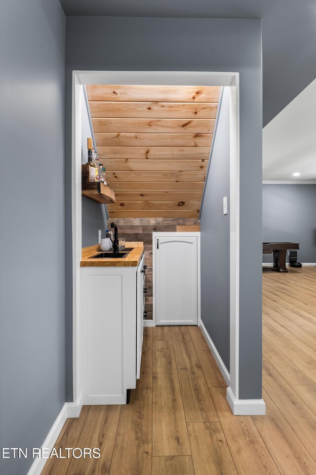 12912 Long Ridge Rd, Knoxville, TN 37934 - hall featuring a sink, light wood-style flooring, and baseboards
