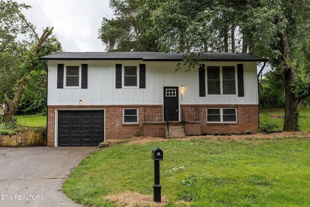 2800 Boyds Bridge Pike, Knoxville, TN 37914 - split foyer home with driveway, a garage, brick siding, and a front yard