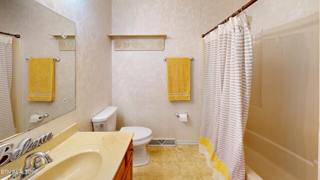 103 Mayfield Dr Unit 5, Elizabethton, TN 37643 - full bathroom featuring vanity, toilet, and shower / bathtub combination with curtain