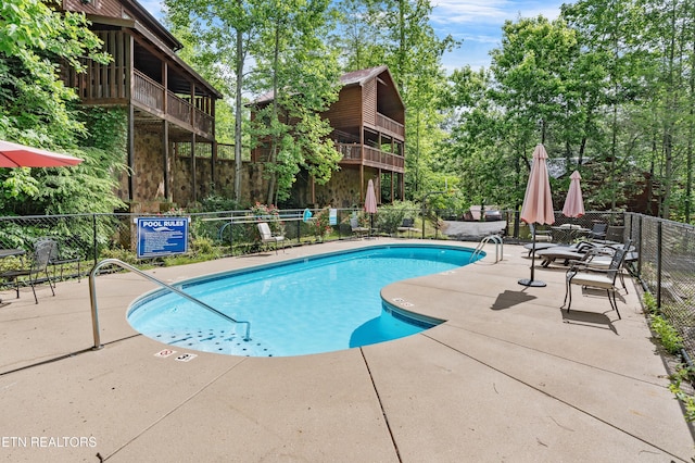 1646 Misty Hollow Way, Gatlinburg, TN 37738 - community pool with a patio area