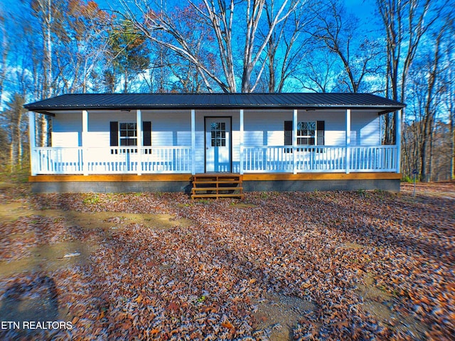1070 Chestnut Ridge Rd, Allardt, TN 38504 - manufactured / mobile home with covered porch and metal roof