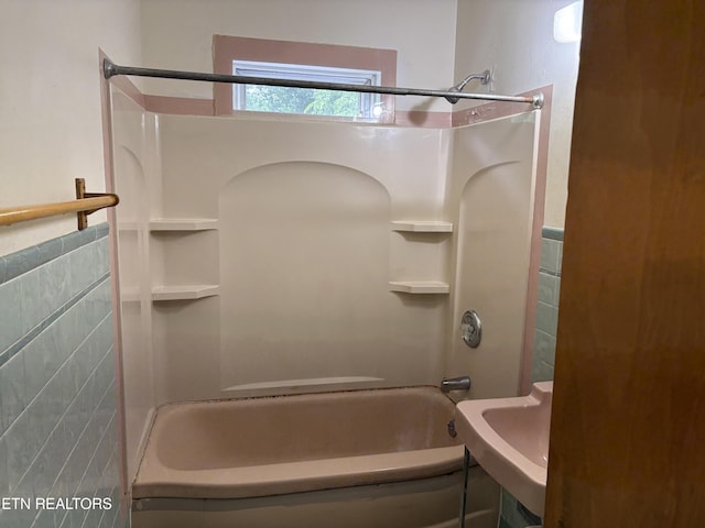 306 S Cedar St, Maryville, TN 37803 - full bath featuring shower / bath combination and a sink