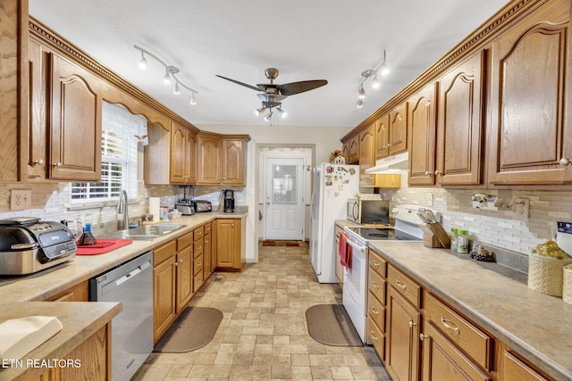 1647 Sams Dr, Dandridge, TN 37725 - kitchen with appliances with stainless steel finishes, a sink, under cabinet range hood, a ceiling fan, and backsplash