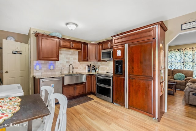 601 S Gallaher View Rd, Knoxville, TN 37919 - kitchen with stainless steel appliances, a sink, light wood-type flooring, and backsplash