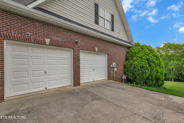 1010 Creek Brook Ln, Seymour, TN 37865 - garage featuring driveway