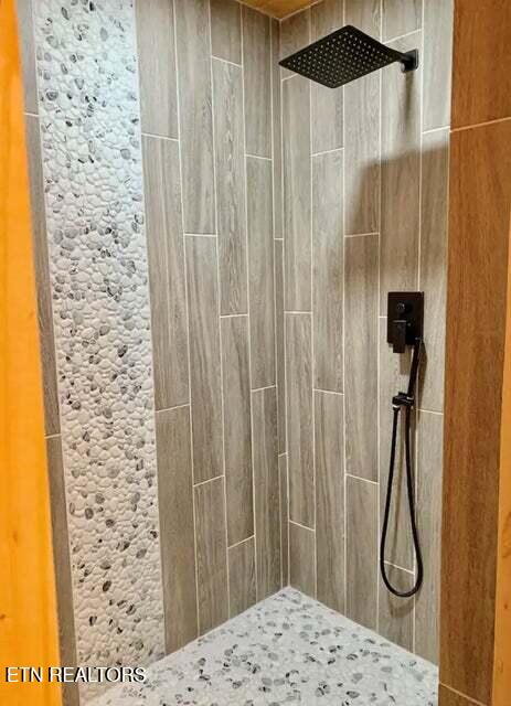 1930 Regans Ridge Way, Sevierville, TN 37876 - full bathroom featuring a tile shower