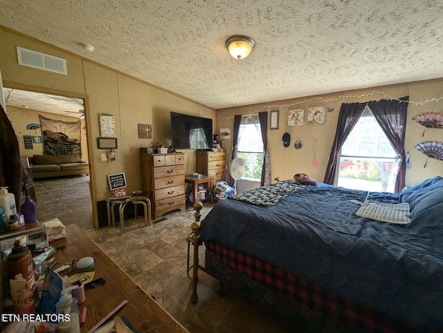 626 S 22nd St, Middlesboro, KY 40965 - bedroom with a textured ceiling and lofted ceiling