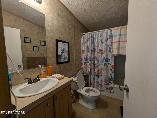 626 S 22nd St, Middlesboro, KY 40965 - full bathroom featuring a textured ceiling, vanity, tile patterned floors, and shower / tub combo