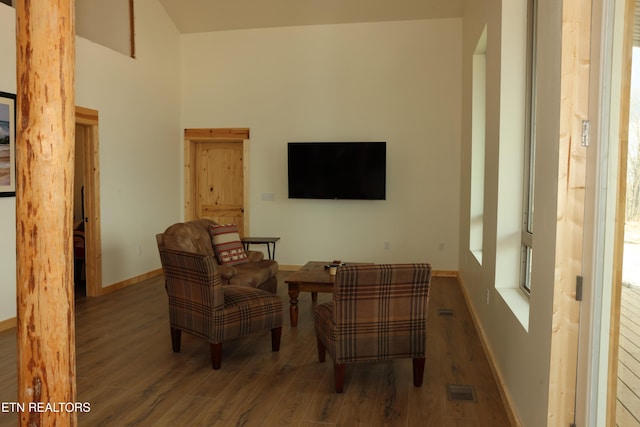 840 Ali Ln, Pvt, Huntsville, TN 37756 - sitting room featuring wood finished floors and baseboards