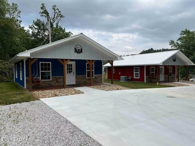 138 Matthews Rd, Oneida, TN 37841 - ranch-style house with a porch, stone siding, central AC unit, and a front lawn