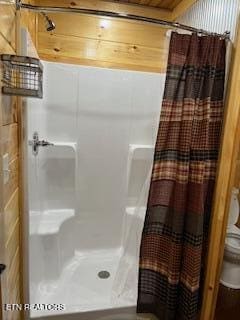 138 Matthews Rd, Oneida, TN 37841 - full bathroom featuring a shower with shower curtain and toilet