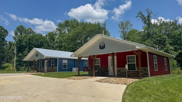 138 Matthews Rd, Oneida, TN 37841 - view of front of house with a front lawn, stone siding, and a porch
