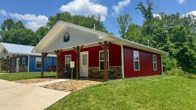 138 Matthews Rd, Oneida, TN 37841 - view of front of property featuring a front yard, stone siding, and board and batten siding