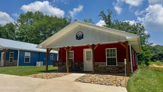 138 Matthews Rd, Oneida, TN 37841 - view of front of property featuring stone siding, a front lawn, and central AC