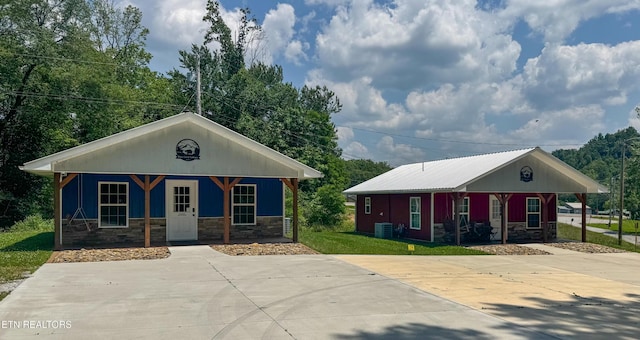 138 Matthews Rd, Oneida, TN 37841 - view of front of house featuring a porch, stone siding, and cooling unit