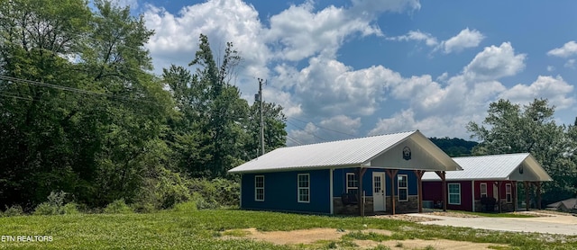 138 Matthews Rd, Oneida, TN 37841 - view of outdoor structure featuring concrete driveway and a porch