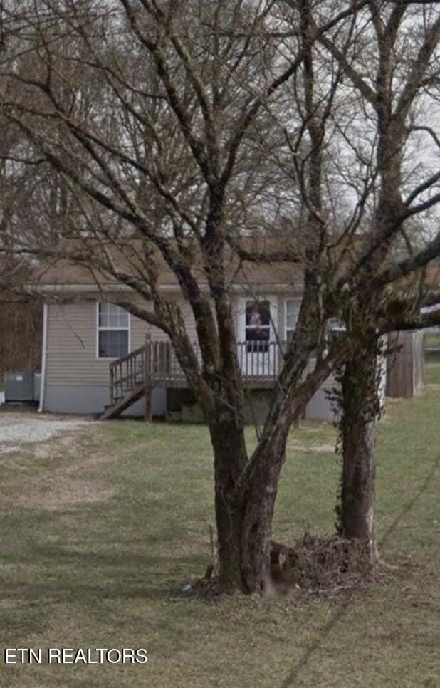 2008 Bradshaw Garden Rd, Knoxville, TN 37912 - view of front of property with a front yard