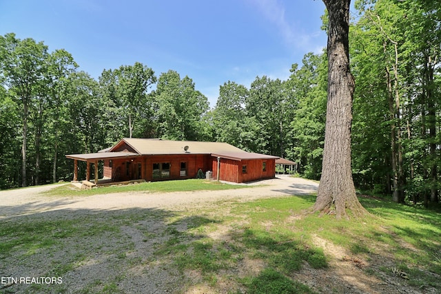 495 Bear Hollow Rd, Oneida, TN 37841 - view of front of property featuring a view of trees, dirt driveway, and a front lawn