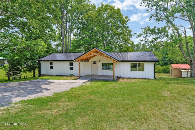 1095 Franklin Rd, Jamestown, TN 38556 - modern inspired farmhouse featuring a front yard, metal roof, and driveway
