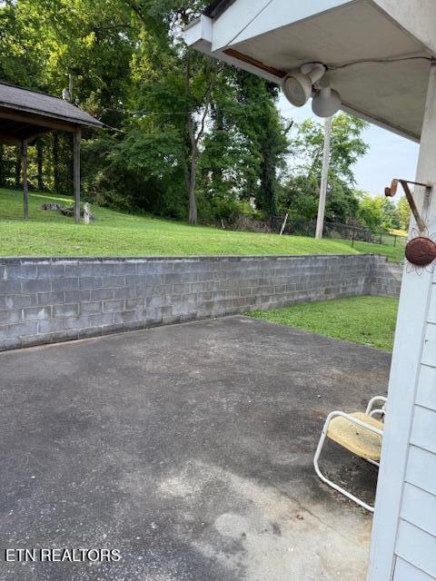 805 Sewanee St, Harriman, TN 37748 - view of patio
