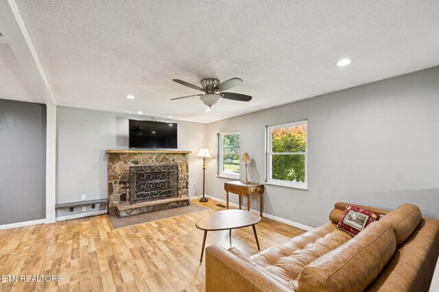 7901 Ewing Rd, Powell, TN 37849 - living area featuring a ceiling fan, a textured ceiling, wood finished floors, baseboards, and recessed lighting