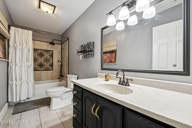 7901 Ewing Rd, Powell, TN 37849 - full bathroom featuring toilet, vanity, shower / bath combo, and a textured ceiling