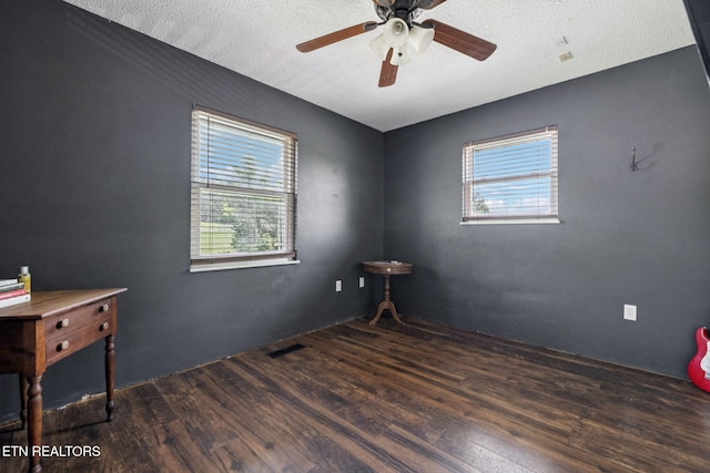 7901 Ewing Rd, Powell, TN 37849 - empty room featuring wood finished floors, plenty of natural light, a ceiling fan, and a textured ceiling