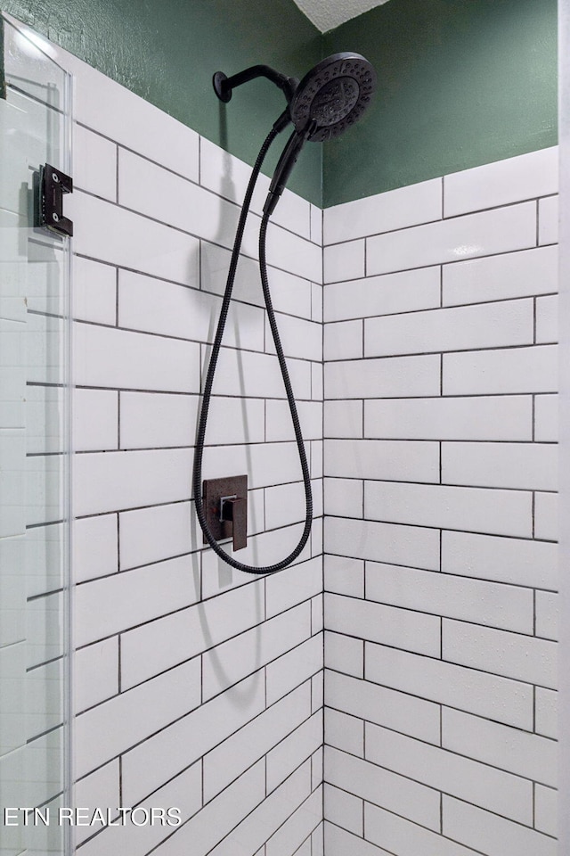 7901 Ewing Rd, Powell, TN 37849 - bathroom with tiled shower and ceiling fan