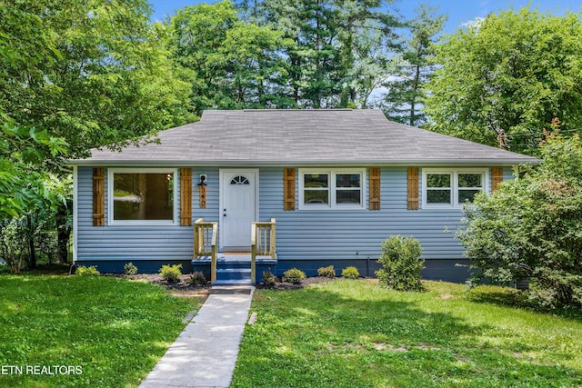 340 Gilbert St, Morristown, TN 37814 - bungalow-style home featuring a front yard and a shingled roof