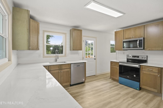 508 E Oldham Ave, Knoxville, TN 37917 - kitchen featuring stainless steel appliances, a sink, plenty of natural light, and light wood-type flooring