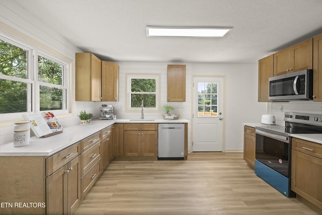 508 E Oldham Ave, Knoxville, TN 37917 - kitchen with stainless steel appliances, a sink, light wood-type flooring, and light countertops