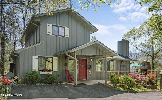 725 Sunshine Trl, Gatlinburg, TN 37738 - view of front facade featuring board and batten siding and a chimney