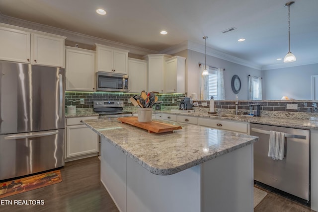 102 Deerberry Ln, Oak Ridge, TN 37830 - kitchen with stainless steel appliances, a sink, crown molding, dark wood-style flooring, and tasteful backsplash