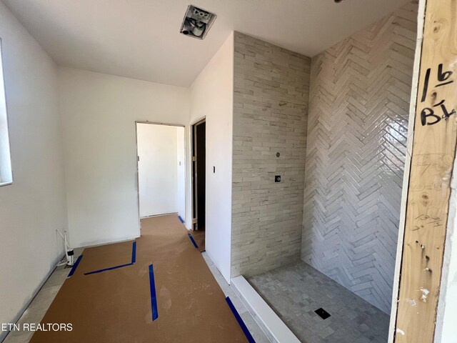 254 Walelu Trl, Vonore, TN 37885 - bathroom with a tile shower